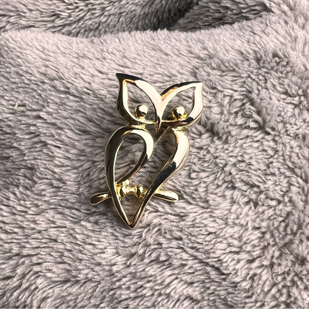 VINTAGE Small Gold-Toned Metallic Dainty Owl Bird Brooch - Animal Pins
